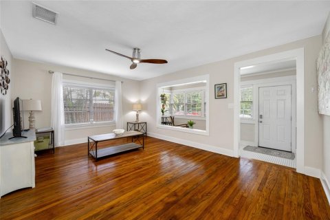 House in Saint Petersburg, Florida 2 bedrooms, 82.31 sq.m. № 1903269 - photo 10
