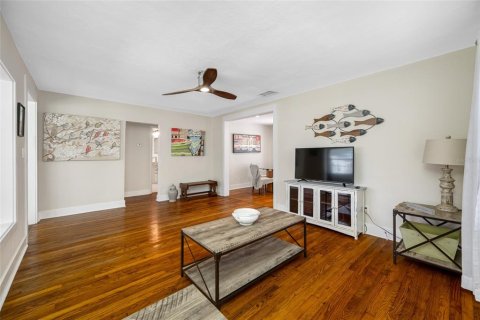 House in Saint Petersburg, Florida 2 bedrooms, 82.31 sq.m. № 1903269 - photo 11