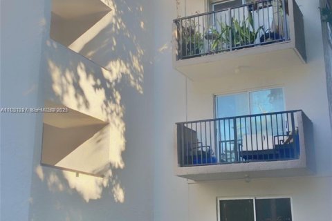 Кондоминиум с 2 спальнями в Майами, Флорида № 1989982