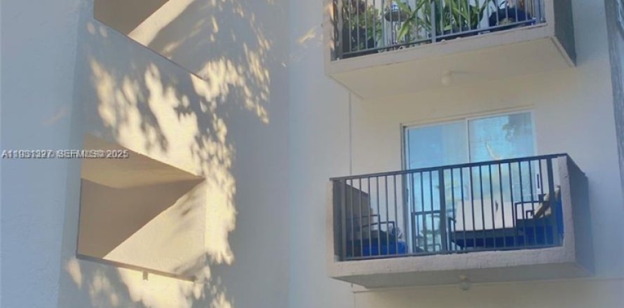 Кондоминиум с 2 спальнями в Майами, Флорида № 1989982