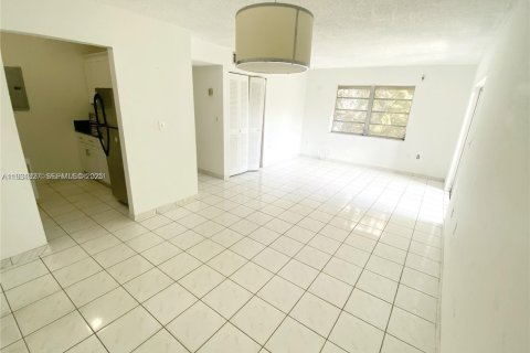 Снять в аренду кондоминиум в Майами, Флорида 2 спальни, 71.53м2, № 1989982 - фото 3