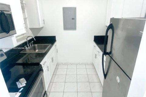 Снять в аренду кондоминиум в Майами, Флорида 2 спальни, 71.53м2, № 1989982 - фото 2