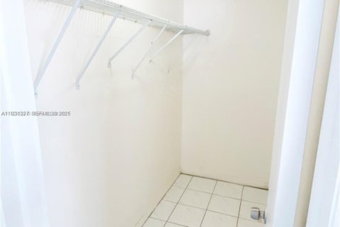 Снять в аренду кондоминиум в Майами, Флорида 2 спальни, 71.53м2, № 1989982 - фото 9