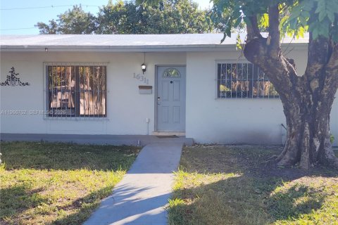 Villa ou maison à louer à Miami, Floride: 3 chambres, 196.67 m2 № 2028373 - photo 4