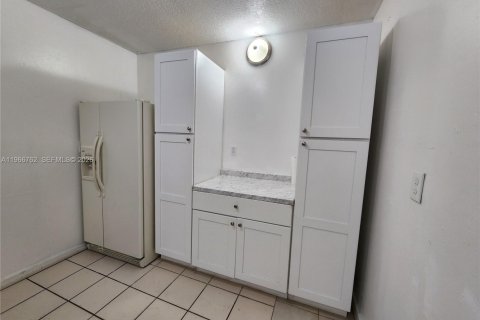 Villa ou maison à louer à Miami, Floride: 3 chambres, 196.67 m2 № 2028373 - photo 7