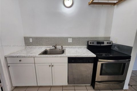 Villa ou maison à louer à Miami, Floride: 3 chambres, 196.67 m2 № 2028373 - photo 6