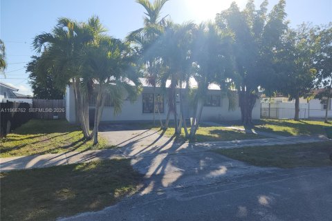 Villa ou maison à louer à Miami, Floride: 3 chambres, 196.67 m2 № 2028373 - photo 2