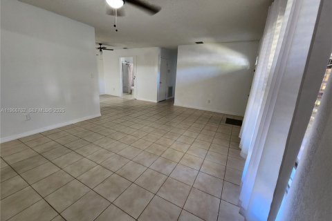 Villa ou maison à louer à Miami, Floride: 3 chambres, 196.67 m2 № 2028373 - photo 12