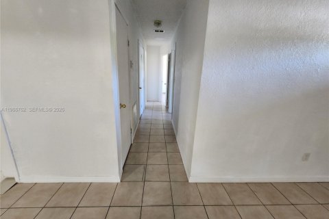 Villa ou maison à louer à Miami, Floride: 3 chambres, 196.67 m2 № 2028373 - photo 13