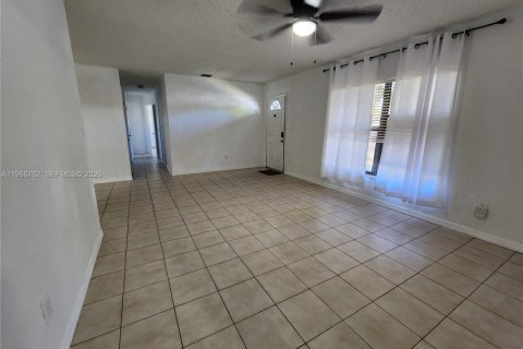 Villa ou maison à louer à Miami, Floride: 3 chambres, 196.67 m2 № 2028373 - photo 11