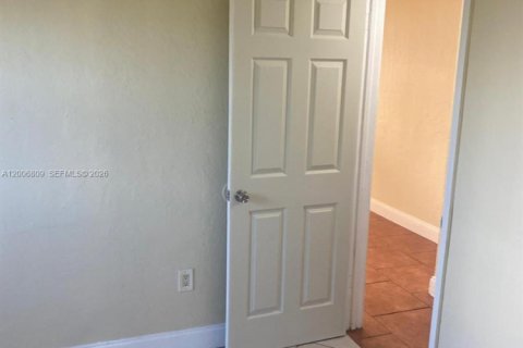 Apartamento en alquiler en Miami, Florida, 1 dormitorio, 532.14 m2 № 2170760 - foto 11