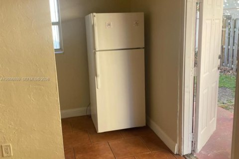 Apartamento en alquiler en Miami, Florida, 1 dormitorio, 532.14 m2 № 2170760 - foto 5