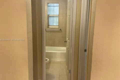 Apartamento en alquiler en Miami, Florida, 1 dormitorio, 532.14 m2 № 2170760 - foto 7