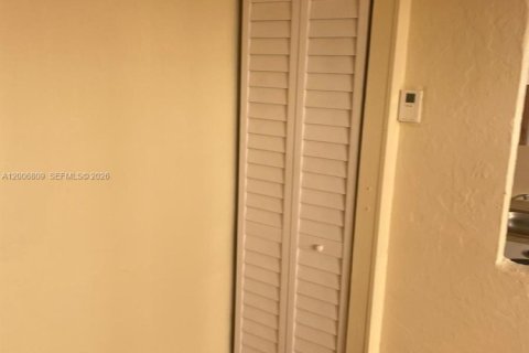 Apartamento en alquiler en Miami, Florida, 1 dormitorio, 532.14 m2 № 2170760 - foto 6