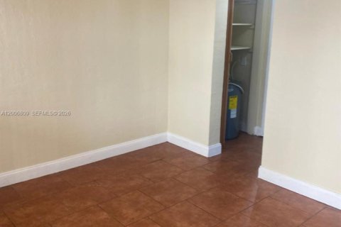 Apartamento en alquiler en Miami, Florida, 1 dormitorio, 532.14 m2 № 2170760 - foto 2