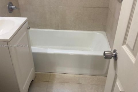 Apartamento en alquiler en Miami, Florida, 1 dormitorio, 532.14 m2 № 2170760 - foto 9