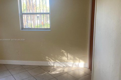 Apartamento en alquiler en Miami, Florida, 1 dormitorio, 532.14 m2 № 2170760 - foto 15
