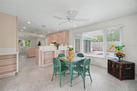 Villa ou maison à vendre à Sarasota, Floride: 2 chambres, 166.85 m2 № 2398904 - photo 13