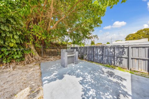 Commercial property in Miami, Florida № 1860771 - photo 22