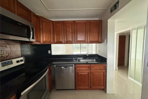 Condominio en venta en Miramar, Florida, 2 dormitorios, 76.18 m2 № 1954648 - foto 3