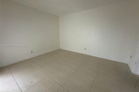 Condominio en venta en Miramar, Florida, 2 dormitorios, 76.18 m2 № 1954648 - foto 11