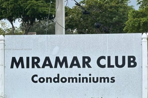 Condominio en venta en Miramar, Florida, 2 dormitorios, 76.18 m2 № 1954648 - foto 1