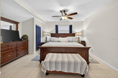 House in Brandon, Florida 3 bedrooms, 168.43 sq.m. № 2410037 - photo 27