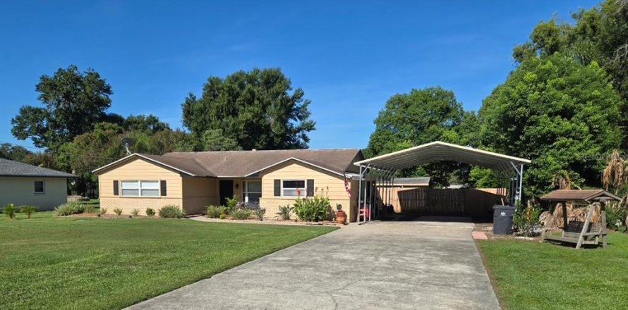 House in Brandon, Florida 3 bedrooms, 168.43 sq.m. № 2410037