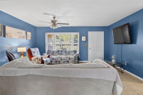 House in Brandon, Florida 3 bedrooms, 168.43 sq.m. № 2410037 - photo 11