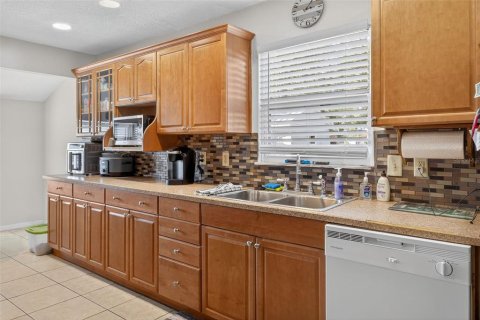 House in Brandon, Florida 3 bedrooms, 168.43 sq.m. № 2410037 - photo 16
