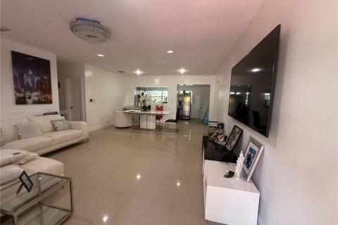 House in North Miami Beach, Florida 3 bedrooms, 185.34 sq.m. № 1944940 - photo 4