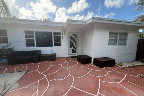 House in North Miami Beach, Florida 3 bedrooms, 185.34 sq.m. № 1944940 - photo 2