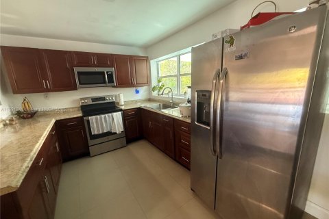 House in North Miami Beach, Florida 3 bedrooms, 185.34 sq.m. № 1944940 - photo 13