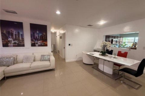House in North Miami Beach, Florida 3 bedrooms, 185.34 sq.m. № 1944940 - photo 5