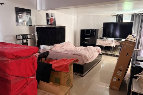 House in North Miami Beach, Florida 3 bedrooms, 185.34 sq.m. № 1944940 - photo 10
