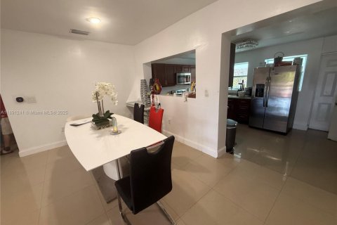 House in North Miami Beach, Florida 3 bedrooms, 185.34 sq.m. № 1944940 - photo 12