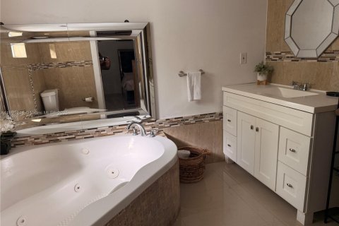 House in North Miami Beach, Florida 3 bedrooms, 185.34 sq.m. № 1944940 - photo 9