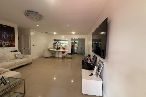 House in North Miami Beach, Florida 3 bedrooms, 185.34 sq.m. № 1944940 - photo 3