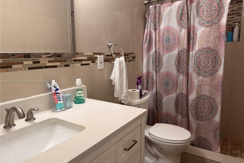House in North Miami Beach, Florida 3 bedrooms, 185.34 sq.m. № 1944940 - photo 7