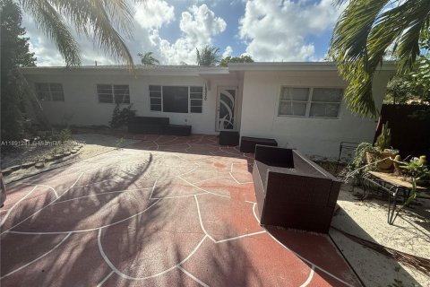 House in North Miami Beach, Florida 3 bedrooms, 185.34 sq.m. № 1944940 - photo 1