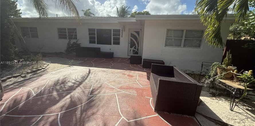 House in North Miami Beach, Florida 3 bedrooms, 185.34 sq.m. № 1944940