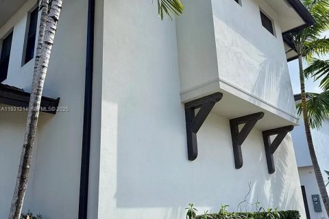 Снять в аренду виллу или дом в Дорал, Флорида 3 спальни, 202.16м2, № 1989905 - фото 24