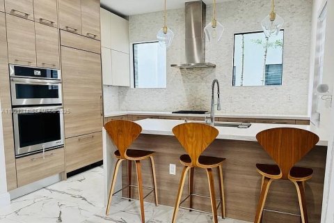 Снять в аренду виллу или дом в Дорал, Флорида 3 спальни, 202.16м2, № 1989905 - фото 4