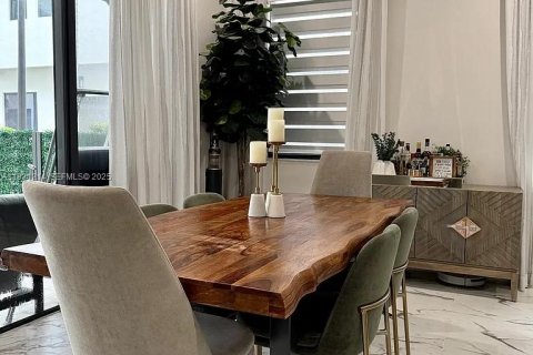 Снять в аренду виллу или дом в Дорал, Флорида 3 спальни, 202.16м2, № 1989905 - фото 3