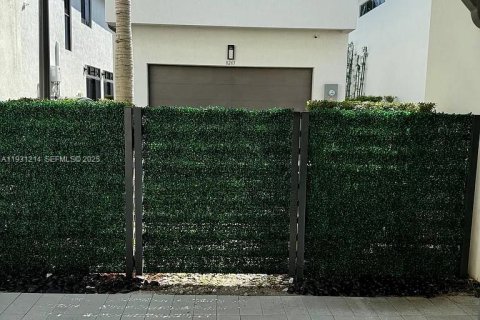 Снять в аренду виллу или дом в Дорал, Флорида 3 спальни, 202.16м2, № 1989905 - фото 27