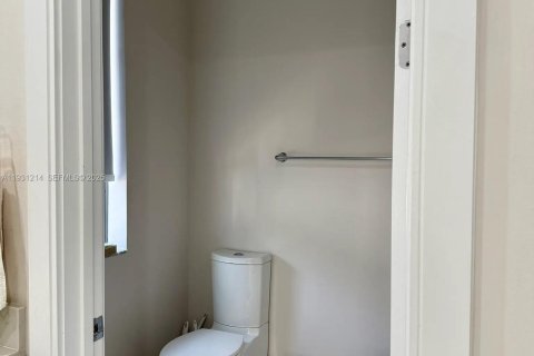 Снять в аренду виллу или дом в Дорал, Флорида 3 спальни, 202.16м2, № 1989905 - фото 12