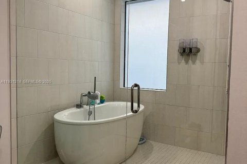 Снять в аренду виллу или дом в Дорал, Флорида 3 спальни, 202.16м2, № 1989905 - фото 10