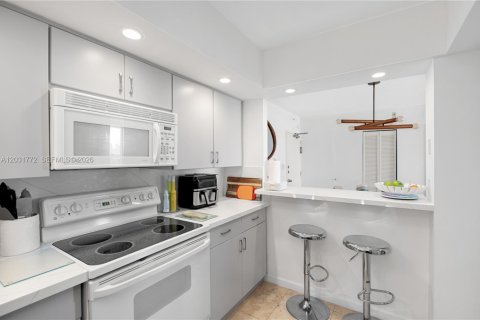 Copropriété à louer à Miami Beach, Floride: 2 chambres, 110.55 m2 № 2154350 - photo 13