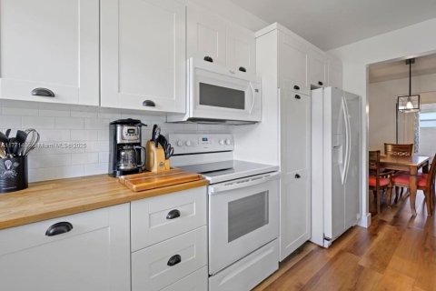 Condominio en venta en Hallandale Beach, Florida, 1 dormitorio, 60.39 m2 № 1739033 - foto 1