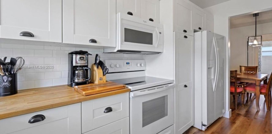 Condominio en Hallandale Beach, Florida, 1 dormitorio № 1739033